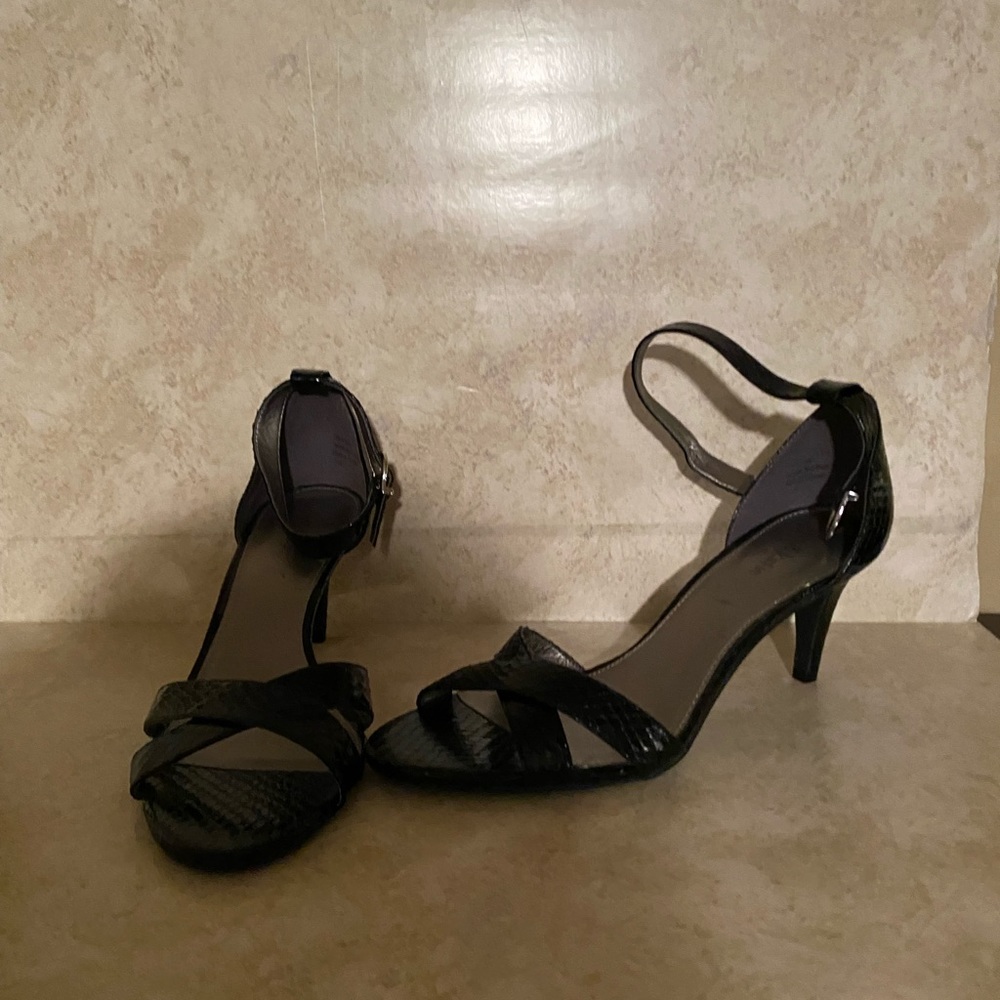 Kelly & Katie Black ankle strap heels sz 10